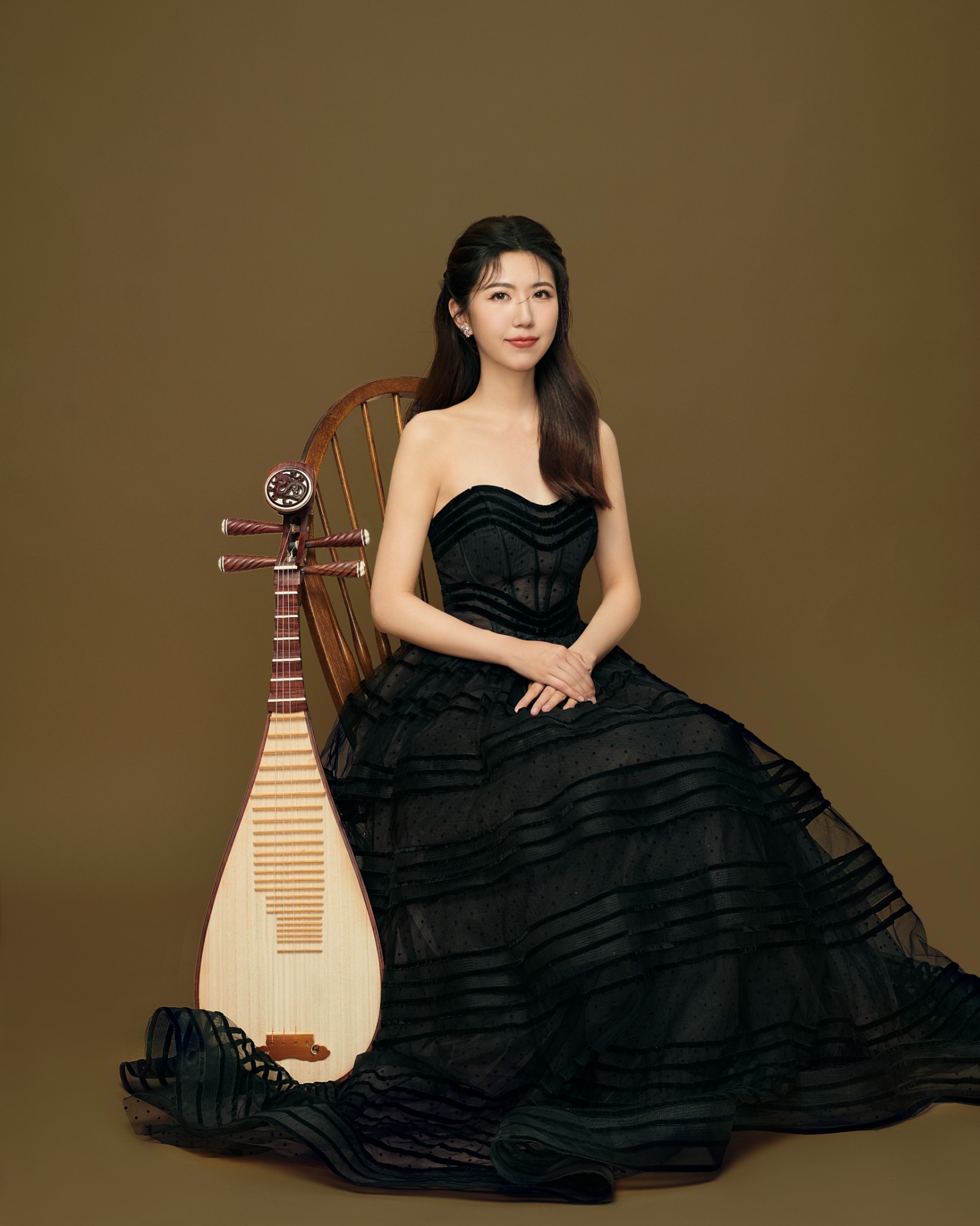 Xu Chang seated with her pipa